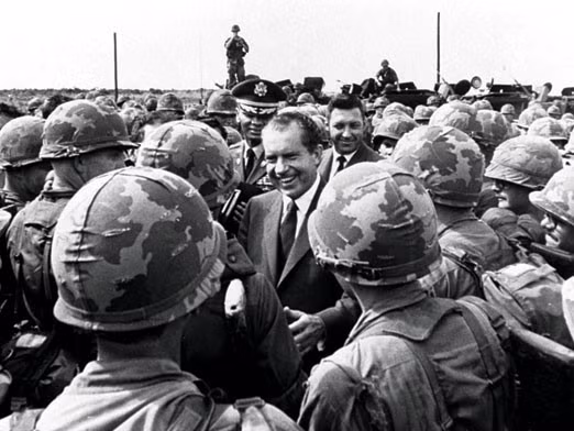Tổng thống Richard Milhous Nixon, với chiến lược “Việt Nam hóa chiến tranh” (1969-1974), với mục tiêu: Rút quân nhưng để lại cố vấn chỉ huy, cung cấp vũ khí, trang bị, lương thực, tiền của cho ngụy quân và ngụy quyền Sài Gòn; mở chiến dịch các chiến dịch hành quân quy mô nhằm ngăn chặn chi viện của hậu phương miền Bắc trên tuyến vận tải chiến lược Trường Sơn.