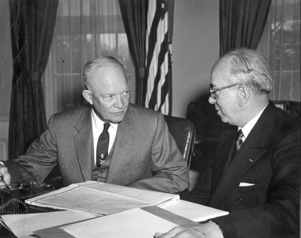 Với chiến lược “Eisenhower” (Chiến tranh đơn phương), đã dựng lên chính quyền bù nhìn Ngô Đình Diệm để chống lại miền Nam Việt Nam, biến miền Nam thành thuộc địa kiểu mới và căn cứ quân sự. Liên tiếp mở hàng loạt chiến dịch tàn sát những người kháng chiến và yêu nước ở miền Nam Việt Nam.