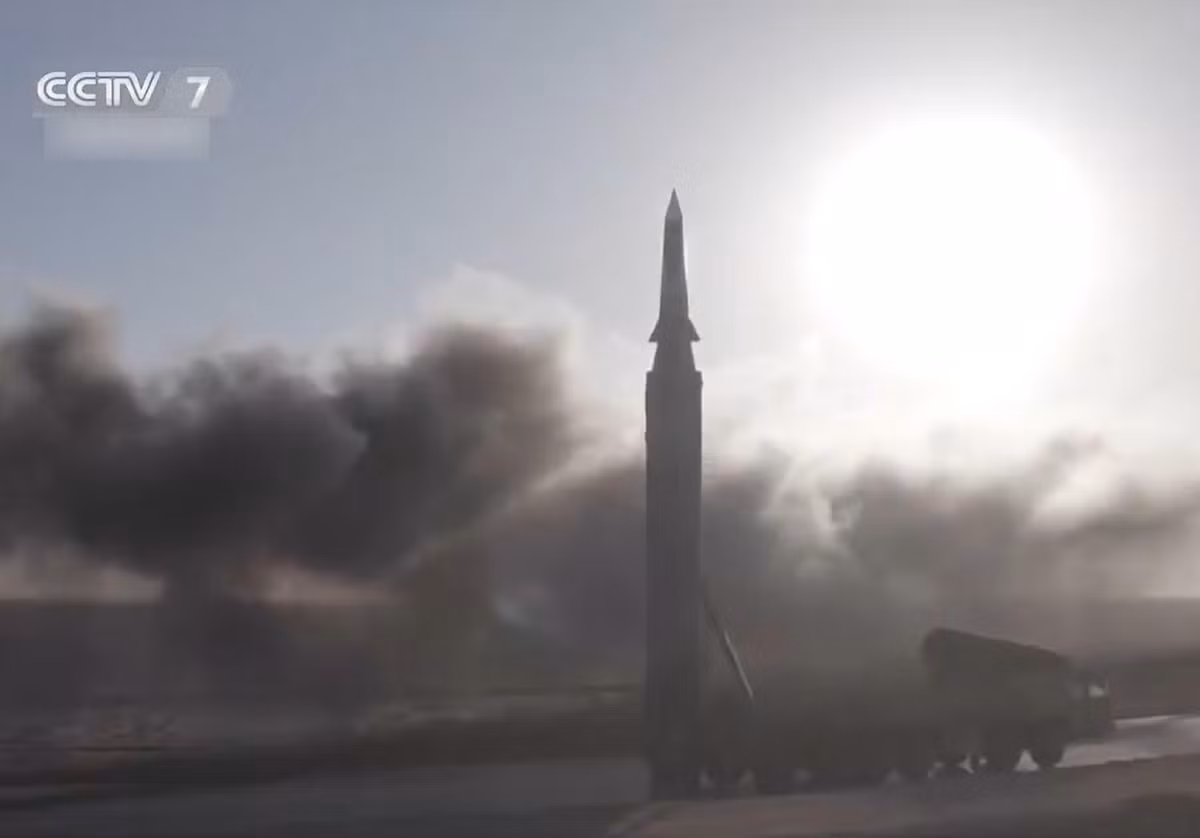 Hình ảnh xuất hiện trên kênh CCTV của Trung Quốc hôm 2-1 cho thấy một tên lửa cùng phương tiện vận chuyển xuất hiện cuộc diễn tập gần đây của Lực lượng Tên lửa Trung Quốc. CCTV không nêu rõ thời gian, địa điểm diễn tập và loại tên lửa được sử dụng.