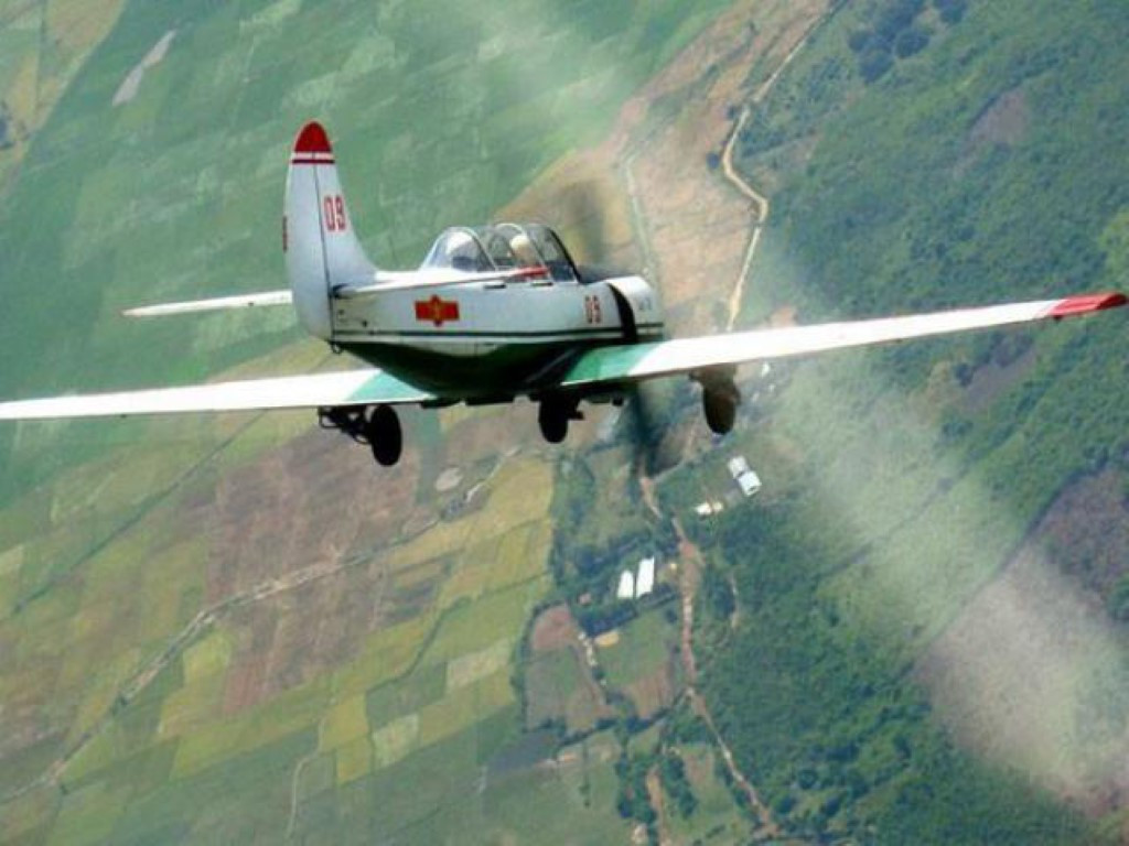 Không chỉ được sử dụng vào nhiệm vụ huấn luyện phi công quân sự, Yak-52 còn được coi là loại máy bay tư nhân khá phổ biến trên thế giới, do khả năng điều khiển dễ dàng và chi phí vận hành rẻ. Nguồn ảnh: Pinterest.