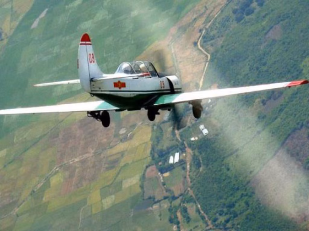 Không chỉ được sử dụng vào nhiệm vụ huấn luyện phi công quân sự, Yak-52 còn được coi là loại máy bay tư nhân khá phổ biến trên thế giới, do khả năng điều khiển dễ dàng và chi phí vận hành rẻ. Nguồn ảnh: Pinterest.