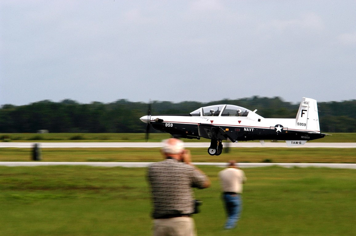 Ra đời từ đầu những năm 2000, T-6 Texan II là một trong những loại máy bay huấn luyện sơ cấp phổ biến bậc nhất thế giới. Loại máy bay này có hai ghế ngồi và một động cơ cánh quạt.