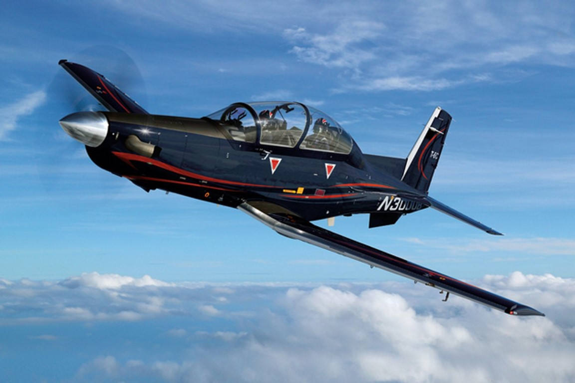 Vị tư lệnh Lực lượng Không quân Thái Bình Dương Mỹ cũng cho biết, phía Mỹ cam kết hỗ trợ bàn giao và đưa các máy bay T-6 Texan II vào hoạt động, giúp Không quân Việt Nam nâng cao năng lực đào tạo phi công.