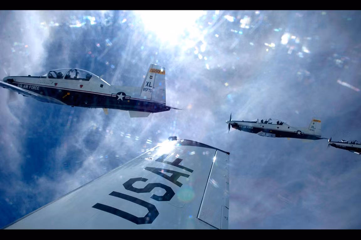 Máy bay T-6 Texan II được trang bị 1 động cơ P&amp;W công suất 1100 mã lực, động cơ có 4 lá cánh, cho phép máy bay bay được với tốc độ tối đa 510 km/h, giới hạn tốc độ cao nhất 586 km/h.