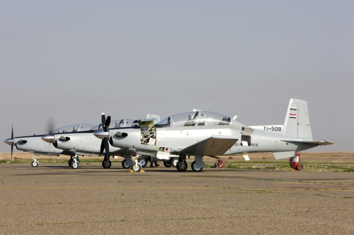 Về mặt lý thuyết, mọi phi công bất kể dân sự hay quân sự, đều sẽ phải học bay máy bay động cơ cánh quạt đơn trước, sau đó sẽ "nâng cấp" lên các loại nhiều động cơ hay động cơ phản lực sau này.