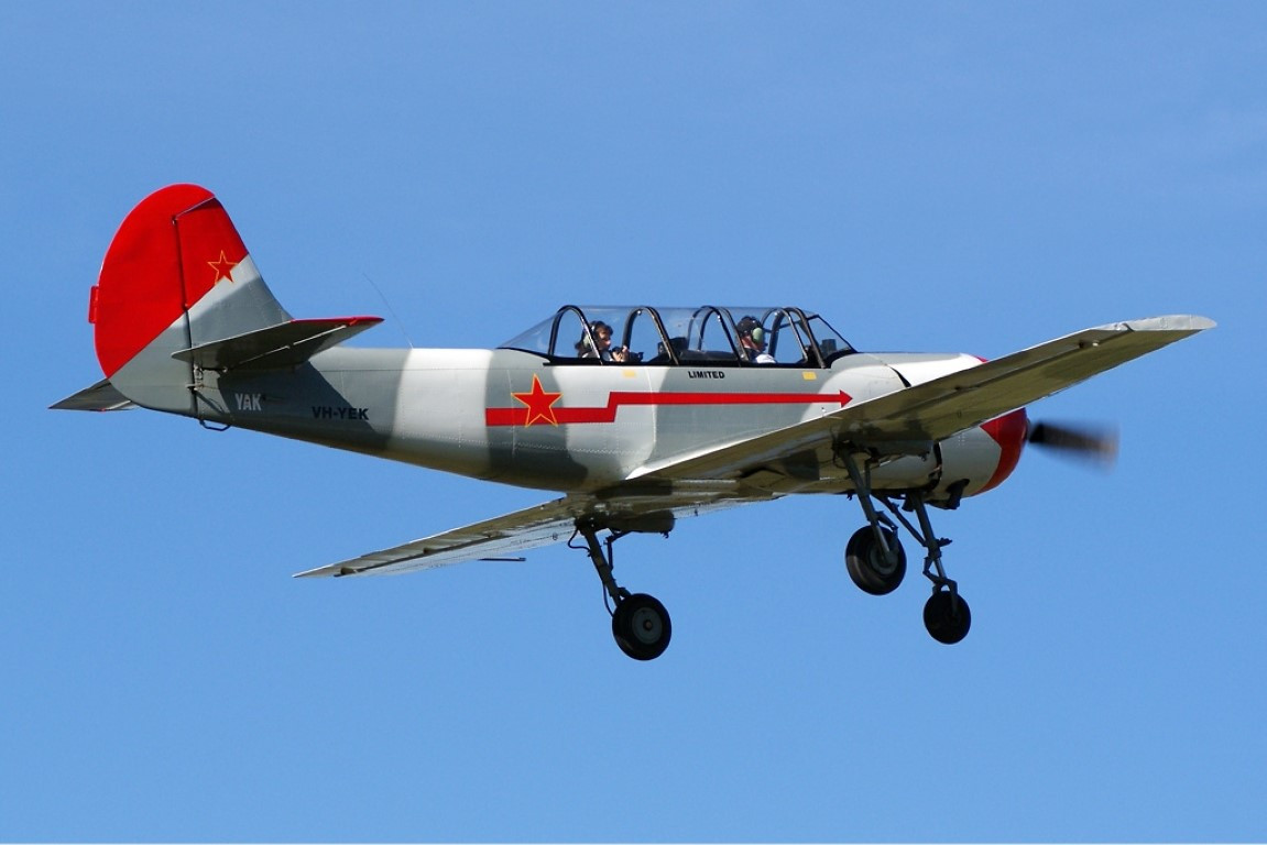 Huấn luyện cơ Yak-52 chỉ được trang bị một động cơ 530 mã lực với hai lá cánh, tốc độ tối đa nó có thể đạt được không quá 285 km/h. Trần bay của loại huấn luyện cơ này, cũng chỉ vào khoảng 4000 mét.