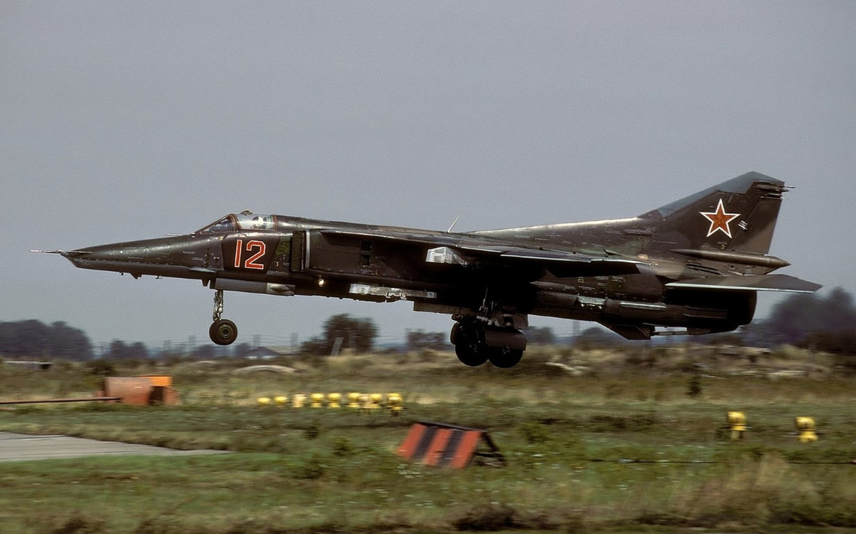 Đơn giản là do, khi MiG-27 ra đời bản thân Su-22 và MiG-23 vẫn còn quá hiện đại, lực lượng không quân nhiều nước trên thế giới nhận thấy, việc nâng cấp lên phiên bản MiG-27 vào thời điểm đó là thừa thãi.