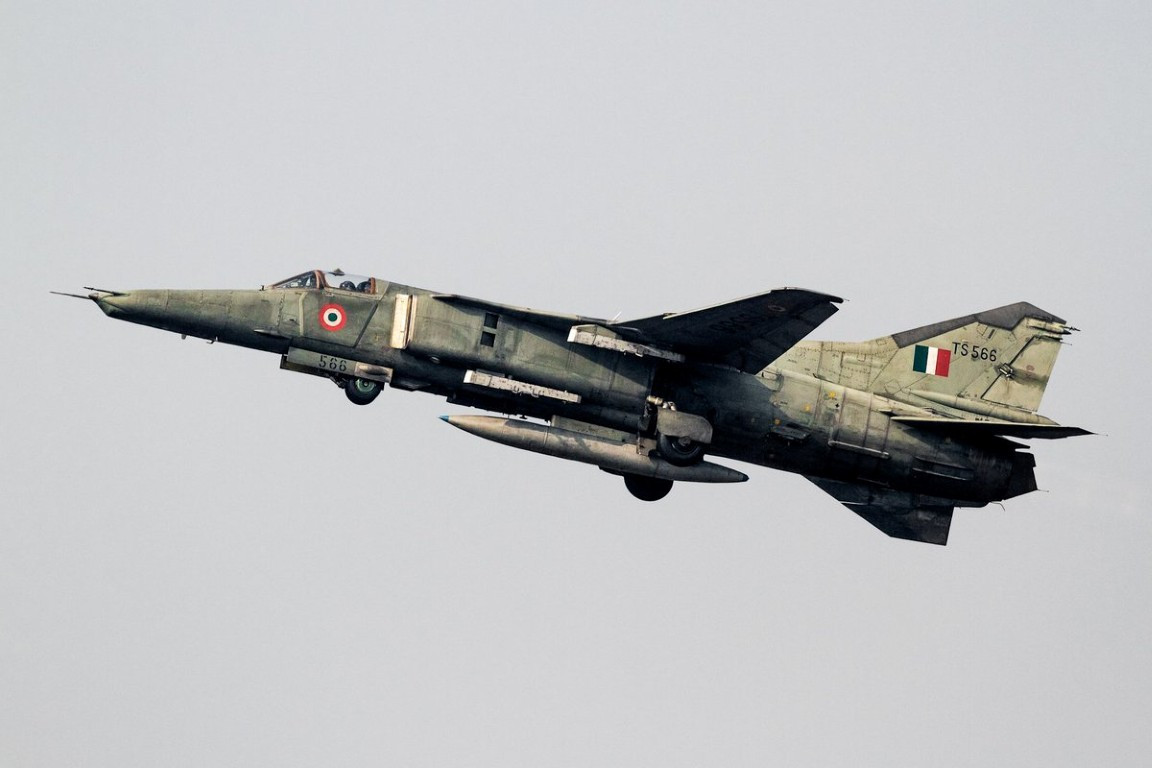 Thiết kế của cường kích MiG-27 tận dụng gần như toàn bộ thiết kế cũ của MiG-23, tuy nhiên phần mũi máy bay được sửa lại. Cụ thể, phần mũi của MiG-27 không chứa radar, để giúp tăng tối đa tầm nhìn cho phi công.