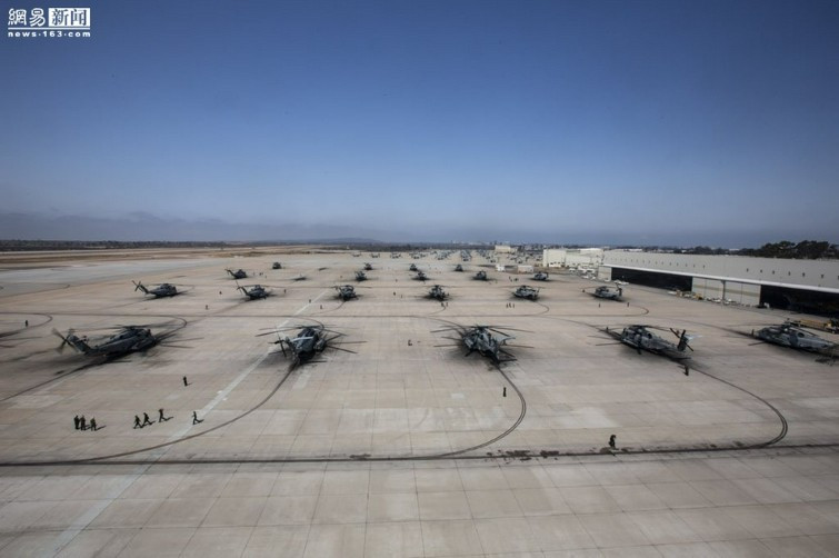 Trong màn trình diễn Voi Đi Bộ này, một số lượng lớn trực thăng vận tải của lực lượng Thủy quân Lục chiến đã được huy động để phô trương lực lượng.