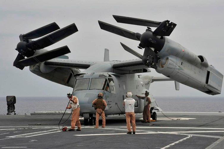 Loại máy bay này có hai động cơ xoay được 90 độ, để phục vụ cho việc cất cánh thẳng đứng và bay hành trình tốc độ cao. Điểm quan trọng đó là cánh của V-22 Osprey có thể gập lại, giúp tiết kiệm diện tích khi neo đậu trên tàu sân bay.