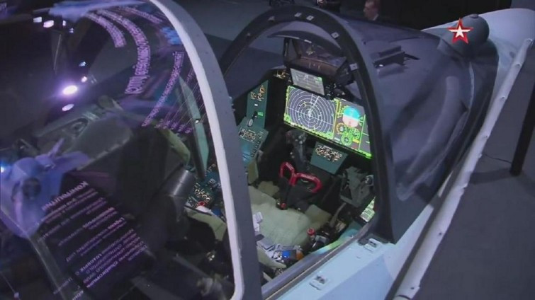 Ngoài ra, tại buổi triển lãm MAKS-2021, máy bay chiến đấu Su-75 cũng đã lộ diện khoang lái, với một màn hình hiển thị duy nhất trải rộng khắp ca-bin.