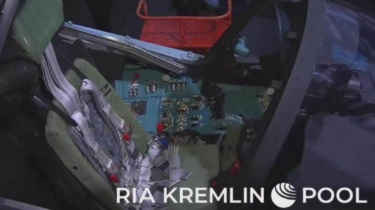 Cần điều khiển động lực và cần lái của máy bay Su-75 Chiếu Tướng, cũng được bố trí ở hai bên thân máy bay - chứ không đặt giữa hai chân người lái như thông thường.