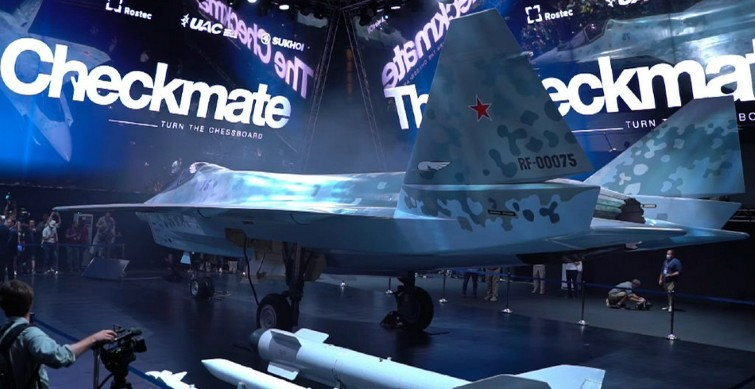 Ngay trong buổi trình diễn tại lễ ra mắt, một chi tiết của khoang chứa vũ khí trên chiếc Su-75 đã được tiết lộ, theo đó, khoang vũ khí bụng của chiến đấu cơ này không được thiết kế kín, mà có kẽ hở giữa hai nắp.