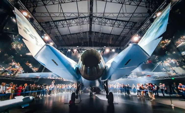 Đây không phải là lần đầu tiên các tiêm kích thế hệ năm của Nga khiến báo giới tò mò về thiết kế khoang chứa vũ khí. Trong quá khứ, tiêm kích Su-57 của Nga cũng từng gây nhiều tò mò, với khoang chứa vũ khí không khít nhau, thậm chí bị kênh.