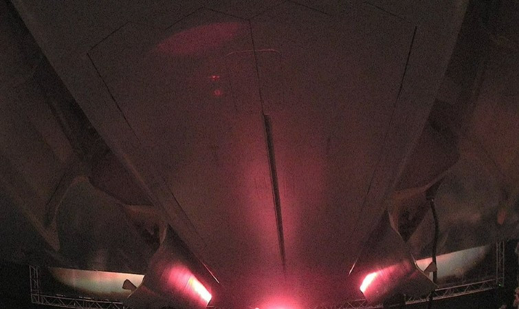 Cận cảnh khoang vũ khí dưới bụng tiêm kích Su-75 với khe hở ở giữa tiêm kích Su-75. Rõ ràng đây là một thiết kế mang tính cố tình của Sukhoi.