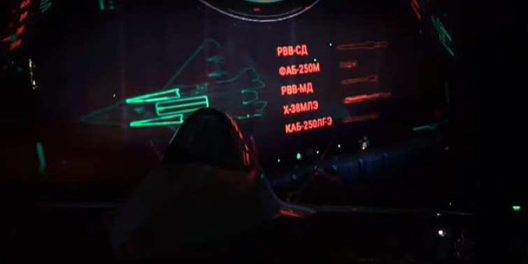 Theo những hình ảnh được công bố tại cuộc triển lãm MAKS-2021, máy bay tiêm kích một động cơ Su-75 sẽ có ba khoang vũ khí, với một khoang lớn ở giữa bụng máy bay và hai khoang ở hai bên họng hút gió động cơ.