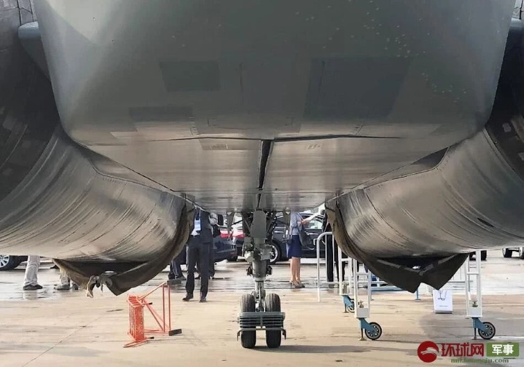 Tại nhiều buổi triển lãm hàng không, việc tiêm kích Su-57 của Nga xuất hiện với nắp khoang vũ khí bị kênh và có kẽ hở, khiến nhiều người hoài nghi về chất lượng của loại chiến đấu cơ này.