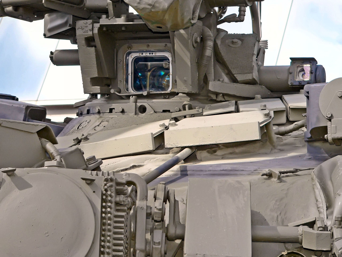 Theo quảng cáo được nhà sản xuất công bố, hệ thống điều khiển hỏa lực của xe tăng chủ lực T-90S có khả năng bắn trúng mục tiêu thiết giáp đối phương ở khoảng cách tối đa 5 km.