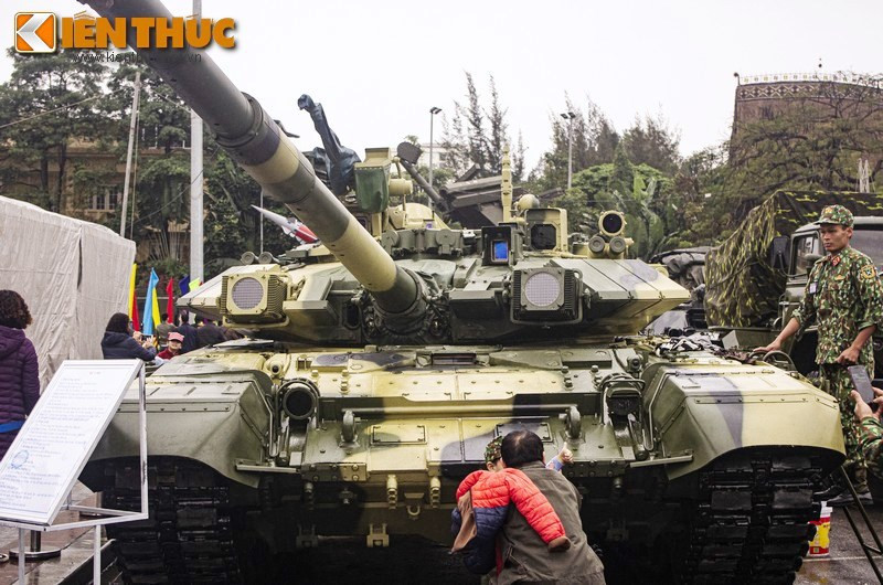 Phiên bản T-90S mà Việt Nam sở hữu còn được trang bị tổ hợp súng máy tự động NSV 12,7mm. Súng máy được điều khiển bởi trưởng xa, có tầm bắn tối đa 2 km và tốc độ bắn tối đa 800 viên/phút - nghĩa là nhanh ngang tiểu liên AK-47.