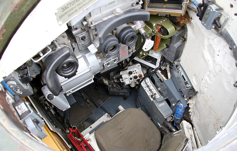 Cận cảnh vị trí ngồi của trưởng xa trên xe tăng chủ lực T-90 với nhiều hệ thống ngắm, khí tài hiện đại.