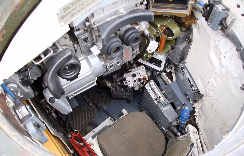 Cận cảnh vị trí ngồi của trưởng xa trên xe tăng chủ lực T-90 với nhiều hệ thống ngắm, khí tài hiện đại.