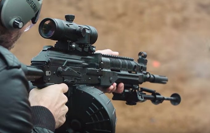 Súng có những loại nòng khác nhau, nòng dài 550mm khi được sử dụng như dòng súng máy hạng nhẹ, và nòng dài 370 khi được sử dụng như súng trường tấn công.