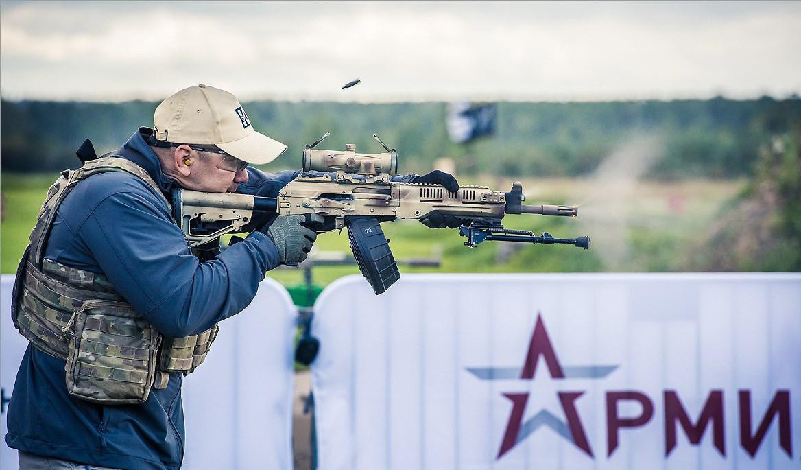 Súng sử dụng thước ngắm điểm ruồi hoặc kính ngắm quang học được gắn trên thanh ray pincantiny.