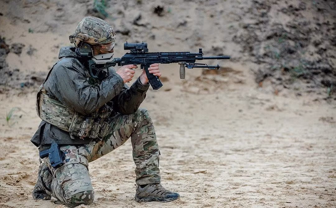 Cũng theo xu thế hiện đại, RPK-16 có báng có thể thay đổi độ dài tuy theo từng xạ thủ. Có thể nói nhờ sở hữu thiết kế hiện đại, tính năng chiến đấu đột phá, cùng khả năng sử dụng dễ dàng, RPK-16 được ví như siêu súng đến từ tương lai.