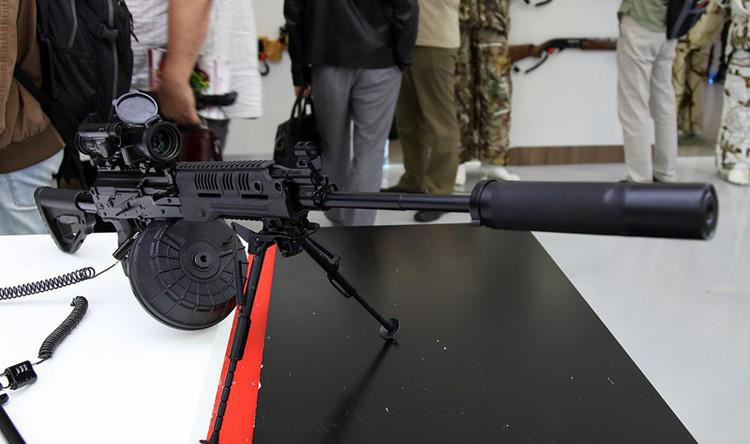 Tốc độ bắn của súng đạt 700 phát/phút, tầm bắn hiệu quả từ 600m-800m tùy theo kích cỡ độ dài của nòng.