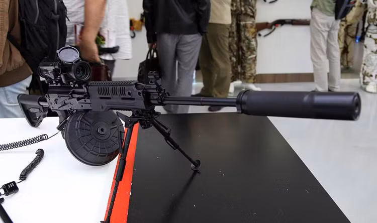 Tốc độ bắn của súng đạt 700 phát/phút, tầm bắn hiệu quả từ 600m-800m tùy theo kích cỡ độ dài của nòng.