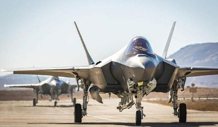 Với sự chấp thuận của Lockheed Martin, Israel trở thành quốc gia duy nhất ngoài Mỹ được quyền can thiệp và chỉnh sửa các hệ thống trên tiêm kích F-35, họ đã đặt biệt hiệu cho những chiếc máy bay của mình là F-35I "Adir" nghĩa là "Người vĩ đại".
