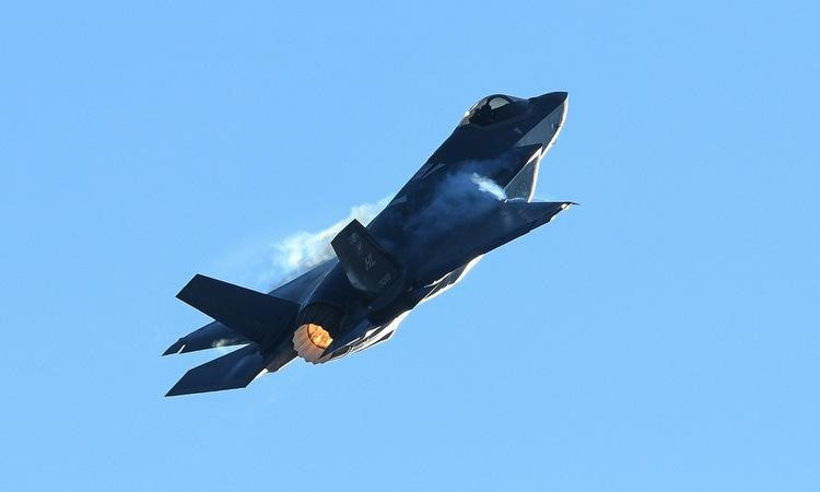 Vũ khí chủ lực của siêu tiêm kích này là các tên lửa không đối không ngoài tầm nhìn AIM-120 AMRAAM với tầm bắn tối đa 180 km. Ngoài ra còn có pháo 25mm, tên lửa không đối đất, đối hải và bom thông minh....