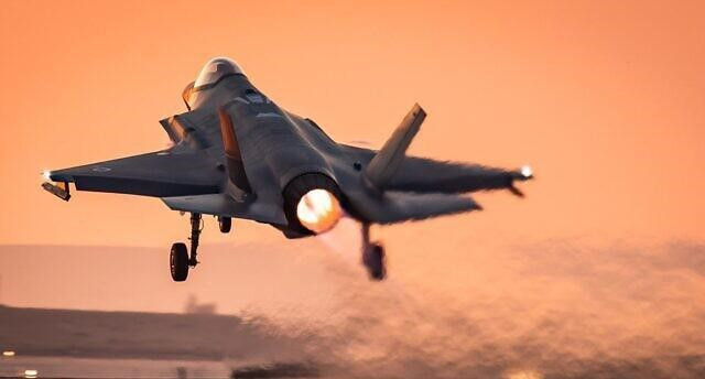 Thông thường các chiến đấu cơ trang bị một động cơ thường có tải trọng vũ khí thấp hơn so với hai động cơ, tuy vậy F-35I lại là trường hợp ngoại lệ, nó có thể mang tối đa tới 10,5 tấn vũ khí khi ở chế độ "quái thú".