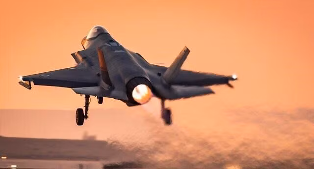 Thông thường các chiến đấu cơ trang bị một động cơ thường có tải trọng vũ khí thấp hơn so với hai động cơ, tuy vậy F-35I lại là trường hợp ngoại lệ, nó có thể mang tối đa tới 10,5 tấn vũ khí khi ở chế độ "quái thú".