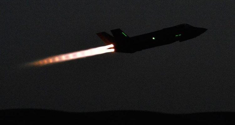 Bình thường ở chế độ tàng hình, F-35I sẽ giấu vũ khí trong thân, nhưng ở chế độ "quái thú" vũ khí sẽ được treo cả dưới 2 cánh và trong thân. Và lúc này trọng tải vũ khí tối đa chỉ đạt 2,6 tấn.