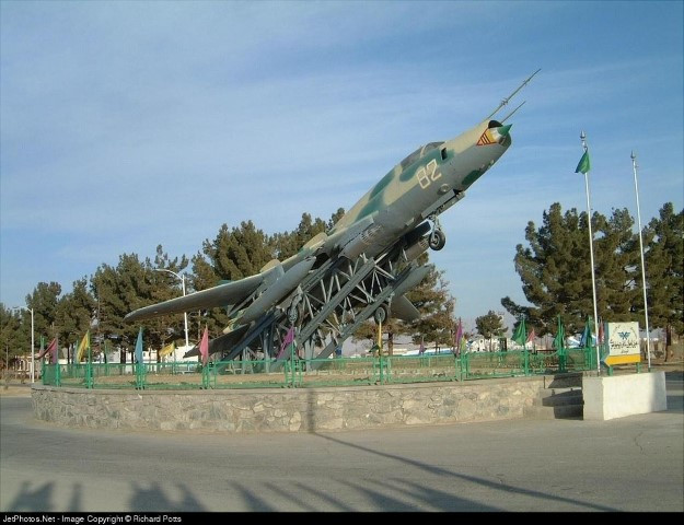 Trước đó, một đoạn video được đăng tải lên mạng internet đã cho thấy, phiến quân Taliban chiếm giữ một trực thăng vũ trang Mi-35 còn khá nguyên vẹn của Không quân Afghanistan.