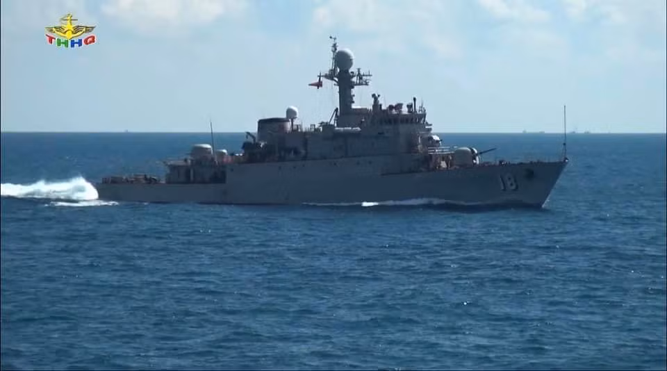 Hình ảnh này đã gây bất ngờ lớn, đó là các ống phóng KT-184 phía sau đã được tháo bỏ, con tàu trở lại với chức năng ban đầu là tuần tra và chống ngầm.