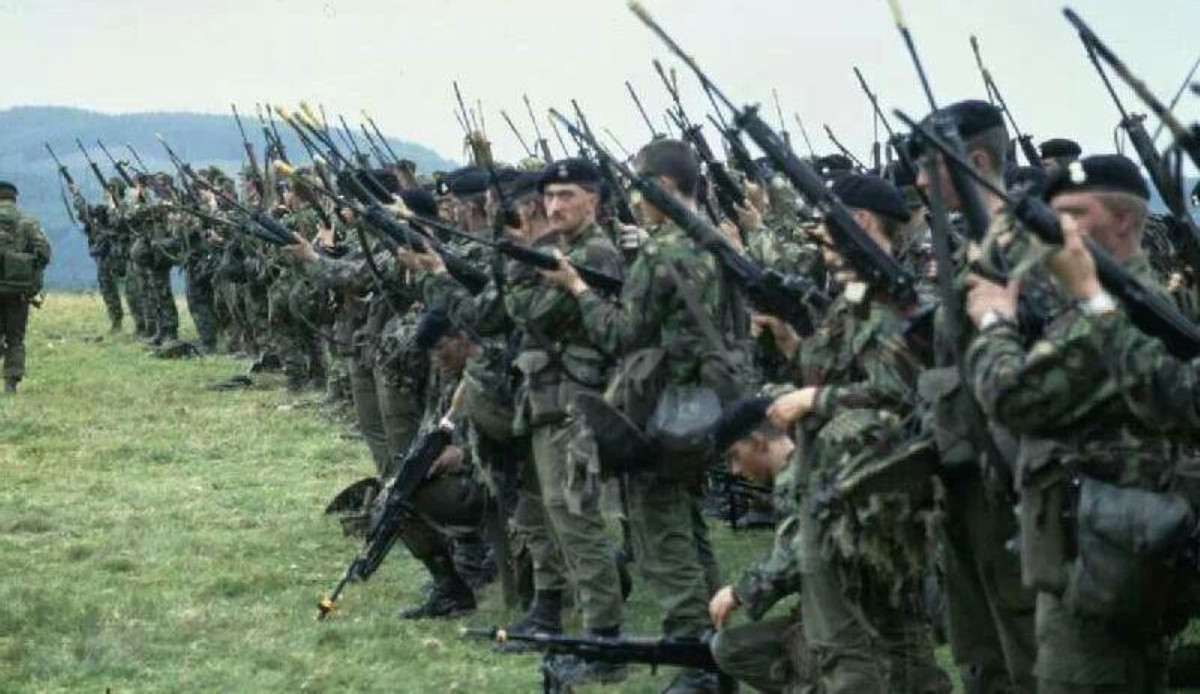 Ban đầu khẩu súng trường FAL sử dụng loại đạn 7.92x33mm của Đức, sau đó hãng thiết kế sửa đổi để sử dụng loại đạn mới 7,62 x 51mm của Mỹ.