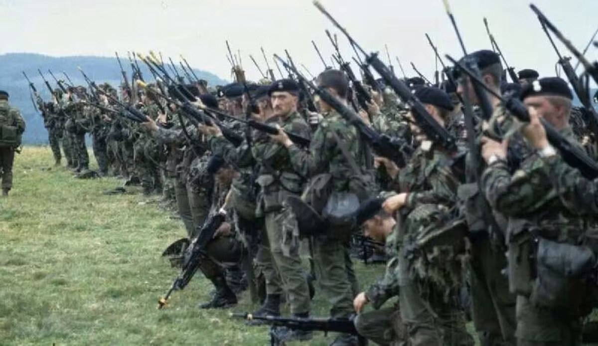 Ban đầu khẩu súng trường FAL sử dụng loại đạn 7.92x33mm của Đức, sau đó hãng thiết kế sửa đổi để sử dụng loại đạn mới 7,62 x 51mm của Mỹ.