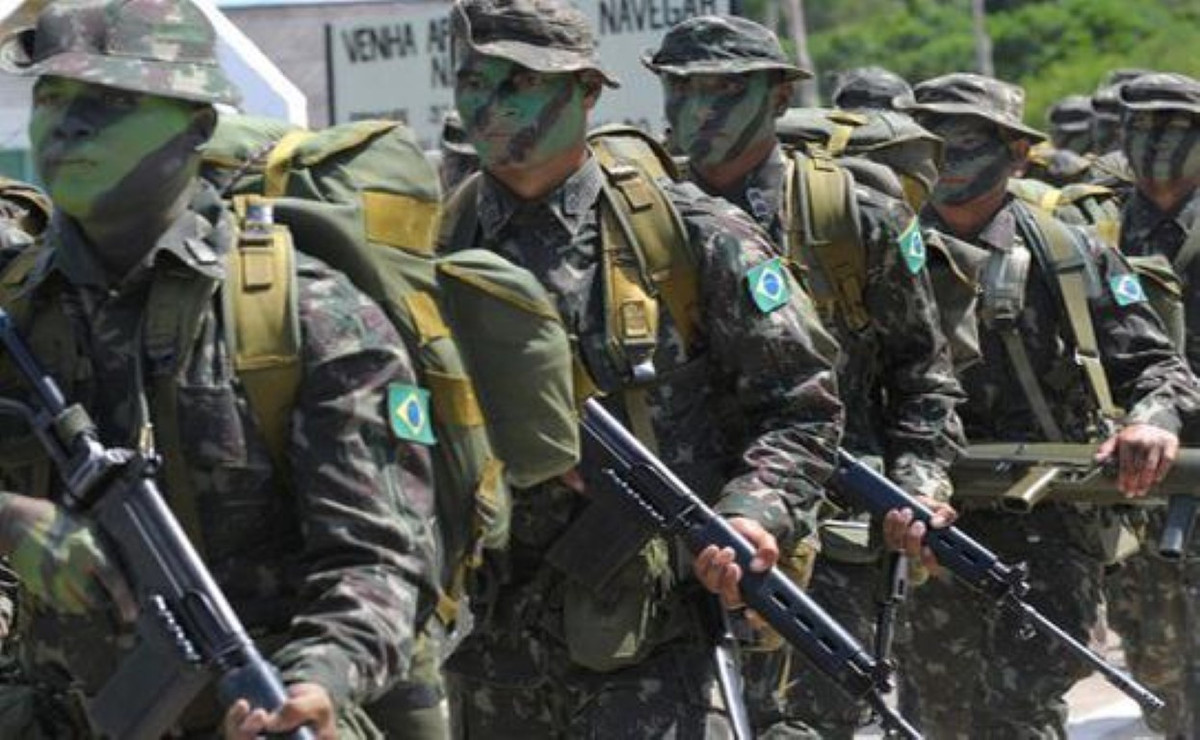 Mãi đến cuối những năm 1980 đầu 1990, khi các nước chuyển sang sử dụng loại đạn 5.56 x 45mm, khẩu FAL mới bắt đầu đi vào quên lãng với việc quốc gia chính là Vương quốc Anh quyết định ngừng sử dụng súng vào năm 1986.