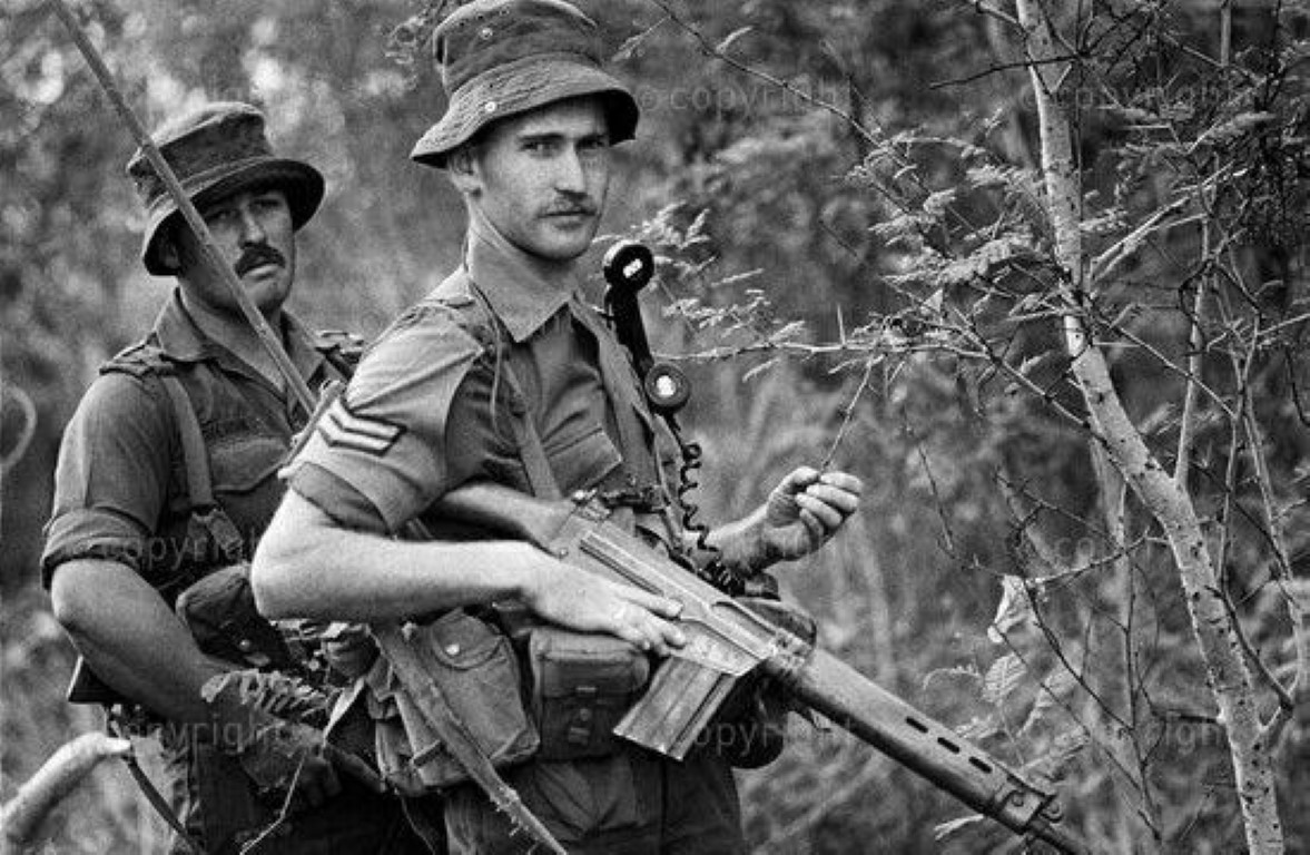 Đôi lúc, FAL còn được sử dụng đối đầu nhau, khi cả quân Anh và Argentina đều được trang bị súng trong Chiến tranh Falklands năm 1982. Thời kỳ này có lẽ là thời đỉnh cao của FAL gần như có sự phổ biến không kém gì khẩu AK-47 huyền thoại của Liên Xô.