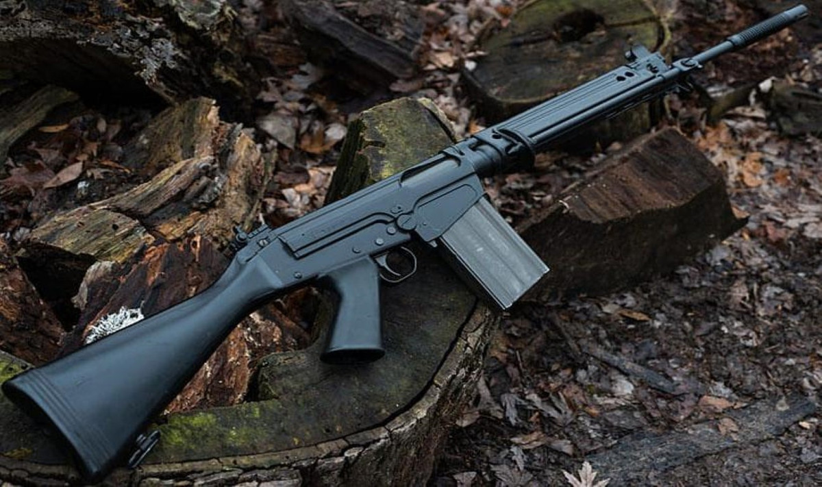 FAL có tổng cộng ba loại hộp tiếp đạn tiêu chuẩn, bao gồm hộp tiếp đạn chuẩn 20 viên, hộp tiếp đạn mở rộng 30 viên và hộp tiếp đạn dạng trống 50 viên cho phép khẩu súng này có khả năng bắn không thua kém gì một khẩu súng máy hạng nhẹ.