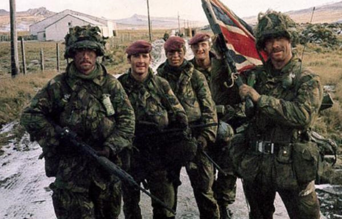 Vì lý do đó, khẩu FAL trở thành vũ khí chính với biệt danh "cánh tay phải của thế giới tự do" trong suốt những năm 60, 70 và 80, khi nó đối đầu với AK-47 của Liên Xô trong rất nhiều cuộc chiến tranh do Mỹ và Liên Xô hỗ trợ nổ ra khắp thế giới.