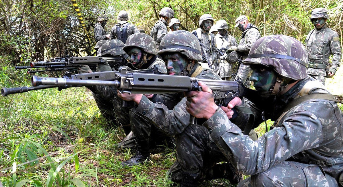 Tùy từng phiên bản, súng trường bán tự động FN FAL sẽ có trọng lượng từ 3,85 cho tới 5,95 kg. Kèm theo đó là chiều dài tổng thể của súng sẽ từ 770 mm cho tới 1125mm.