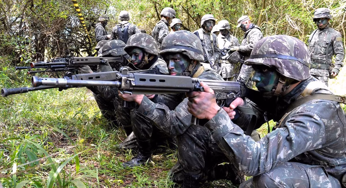 Tùy từng phiên bản, súng trường bán tự động FN FAL sẽ có trọng lượng từ 3,85 cho tới 5,95 kg. Kèm theo đó là chiều dài tổng thể của súng sẽ từ 770 mm cho tới 1125mm.