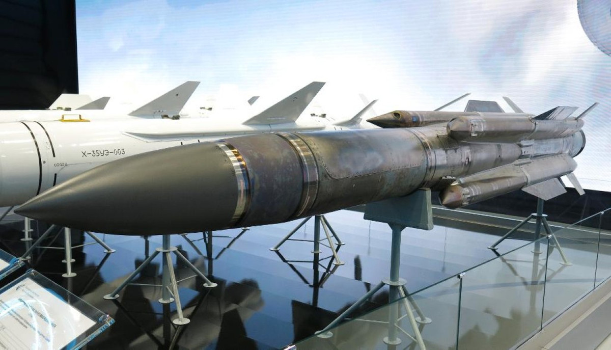 Khi nhiên liệu rắn cháy hết, động cơ khởi tốc này sẽ bị bỏ đi và tên lửa trở thành buồng đốt cho nhiên liệu lỏng cháy trong động cơ phản lực cùng với 4 cửa hút khí được mở ra, giúp tiếp tục tăng tốc độ Kh-31AD lên cao hơn đạt tới Mach 3,5 (khoảng 4.000 km/h) và duy trì tốc độ của tên lửa đến khi nhiên liệu lỏng cháy hết.