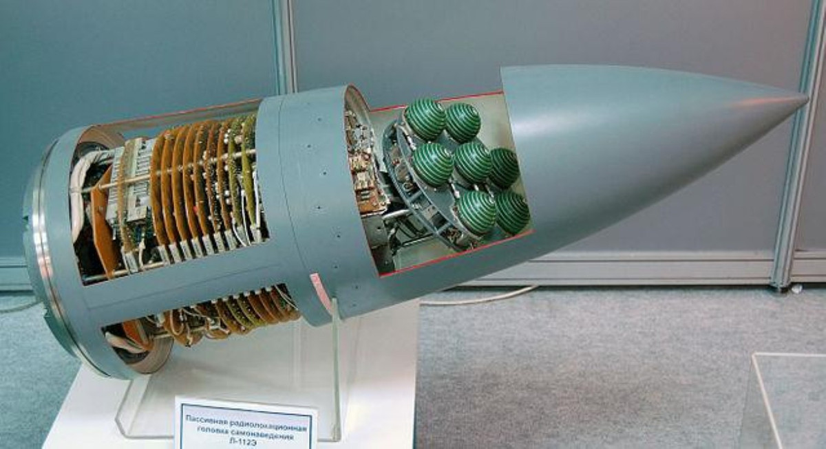 Tên lửa này sử dụng đầu dò radar chủ động ARGS-31E nâng cấp có tầm quét tìm mục tiêu rộng hơn và bay bám mặt biển trong điều kiện biển động cấp 4-5.