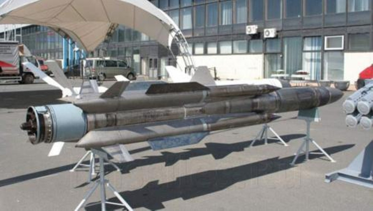 Sức mạnh đầu đạn của tên lửa Kh-31AD đủ sức vô hiệu hóa một chiến hạm cỡ lớn từ khoảng cách 160km, tầm bắn xa có thể giúp máy bay ra đòn từ cự ly rất xa.