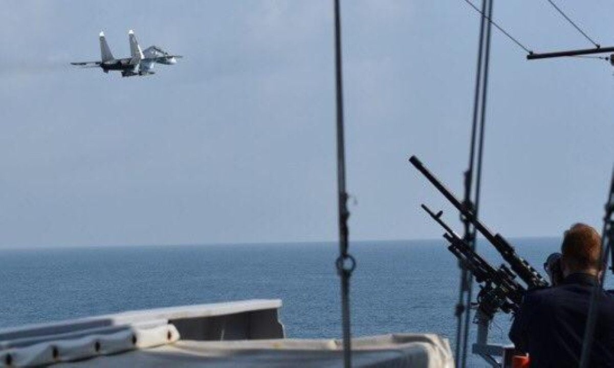 Bộ Quốc phòng Hà Lan không cho biết vị trí diễn ra cuộc chạm trán, nhưng khẳng định tàu chiến Evertsen khi đó đang di chuyển ở vùng biển quốc tế ở phía tây nam bán đảo Crimea.