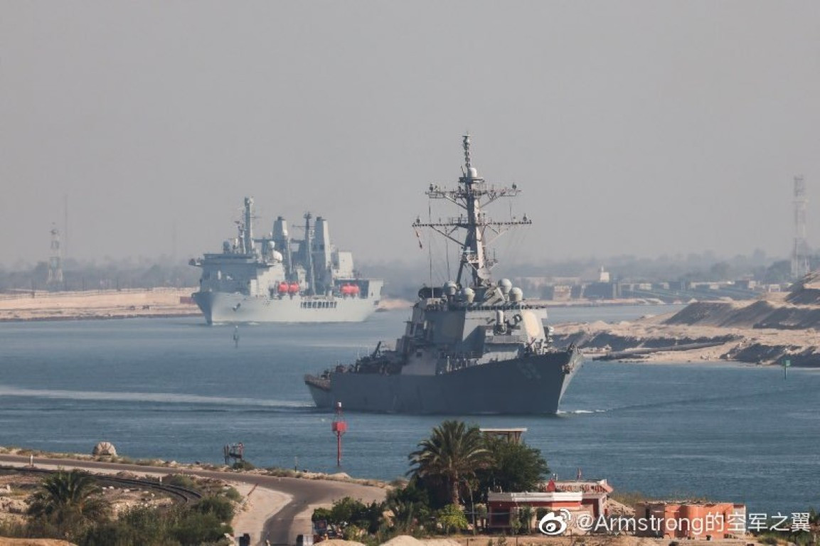 Khi di chuyển qua kênh đào Suez, toàn bộ đội tàu hộ tống của tàu Queen Elizabeth cùng các tàu hộ tống đã dàn đội hình hàng một.